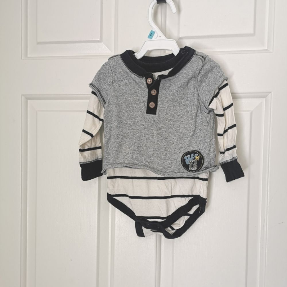 3/$15 Burt's bees onesie size 6-9m